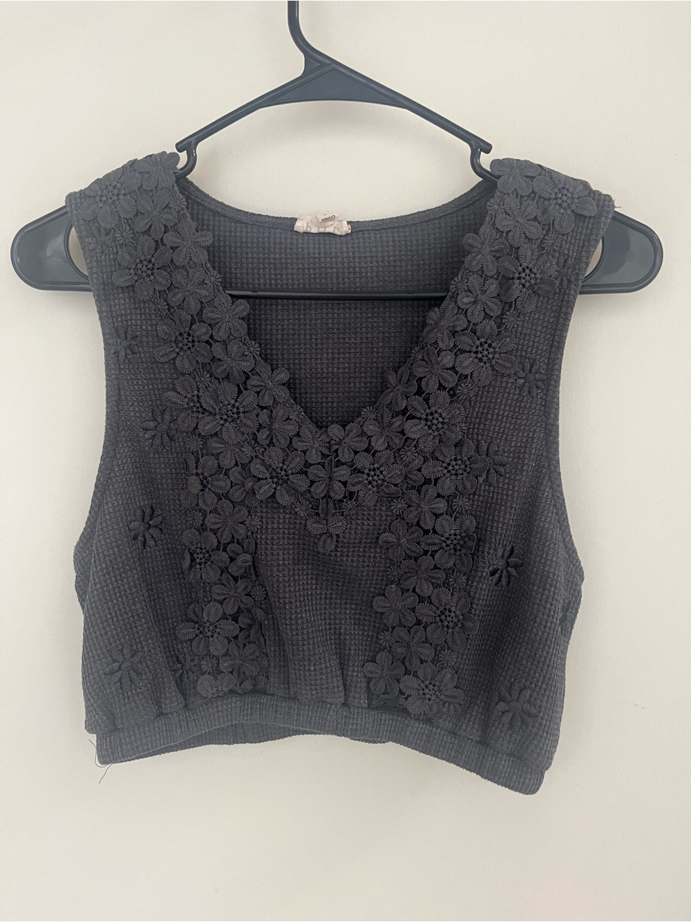 Women’s POL charcoal gray cropped waffle knit tank with flower details size S